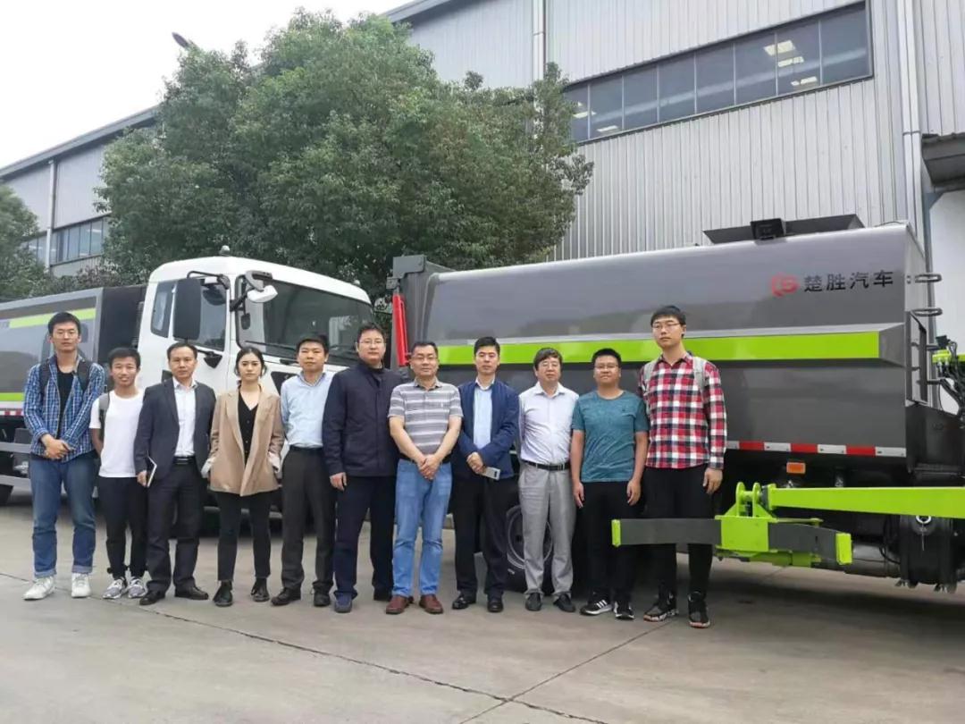 驚艷！“智能機(jī)械臂”自裝卸式垃圾車震撼問世